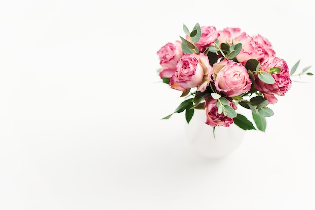 Photo pink rose flowers bouquet on white background