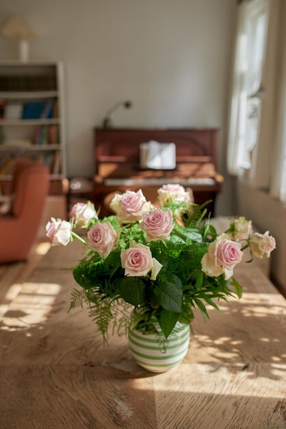 Pink roses A beautiful red and pink roses in a vase