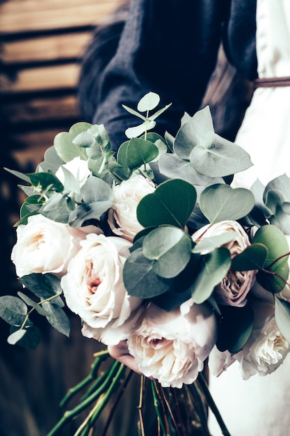 Photo pink roses in brides flower bouquet