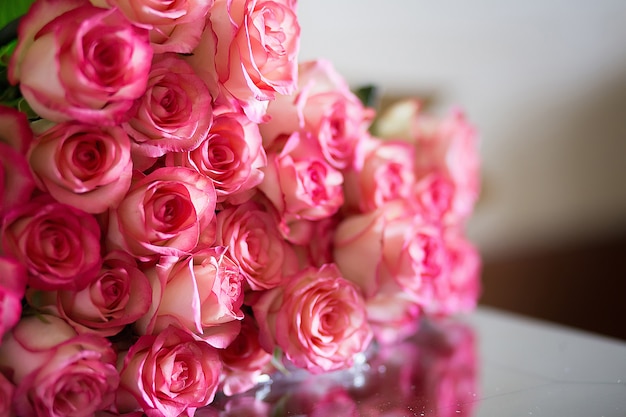 Розовые розы на День Святого Валентина или День Матери