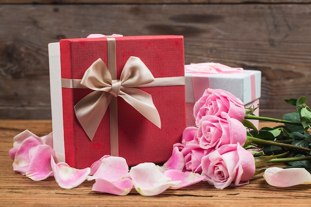 Pink roses on wooden background