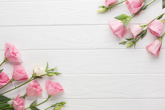 Photo pink roses on a wooden copy space background