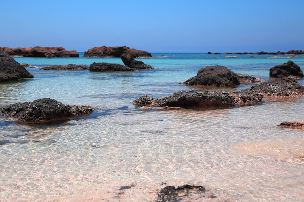 水晶の海とピンクの砂のビーチ エラフォニシ クレタ島