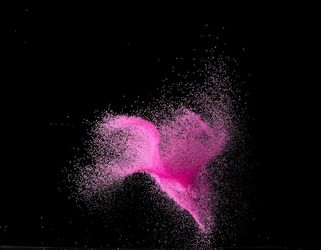 핑크색 모래가 날아다니며, 분자, 점, 곡물, 파동이 폭발하며, 추상적인 구름이 날아다닙니다. 은 핑크 색의 모래가 공중에 어지며, 검은색 배경, 고립된 두 개의 이미지 시리즈.