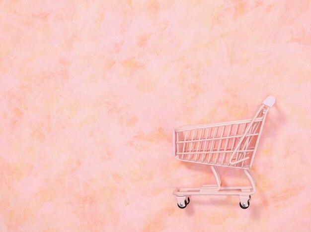 Фото Розовая корзина для покупок на плоской поверхности покупки с подружками копируйте пространство для текста