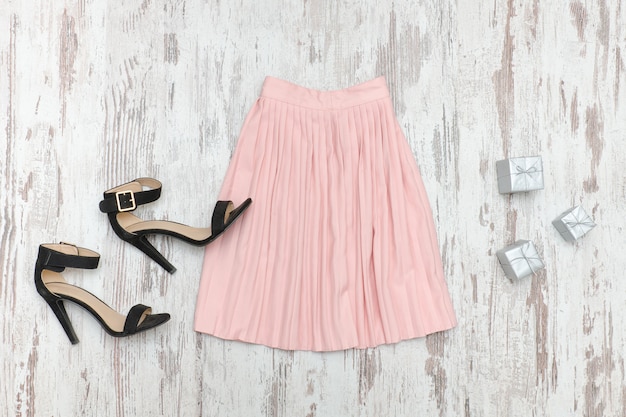 Розовая юбка и черные туфли.