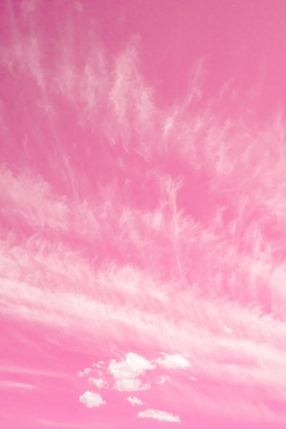 Sfondo cielo rosa con nuvole bianche. cielo nuvoloso di fantasia, uso dell'immagine astratta per lo sfondo.