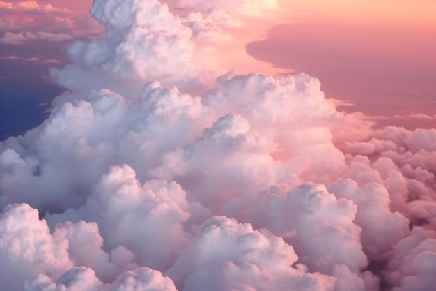 Розовое небо с облаками и солнцем, сияющим сквозь него.