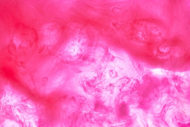 Sfondo di inchiostro fumo rosa, nebbia colorata, tocco vorticoso astratto mare oceano, pigmento di vernice acrilica sott'acqua