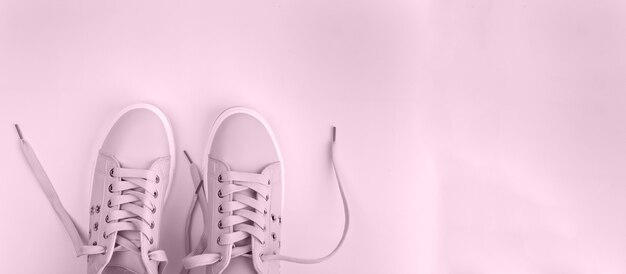 Foto scarpe da ginnastica rosa su sfondo rosa