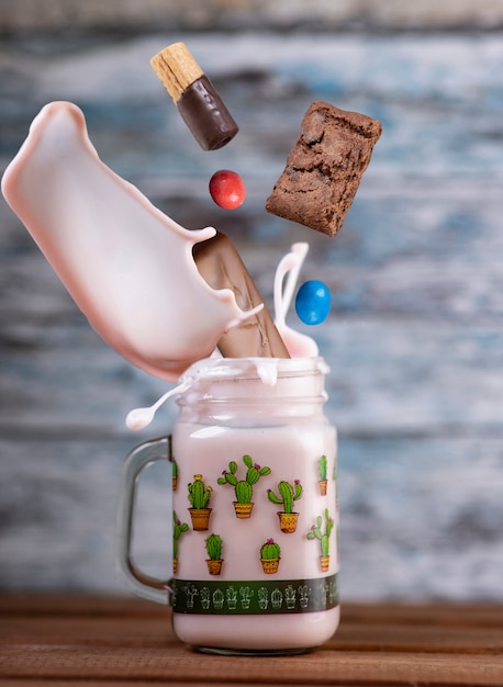 아래로 떨어지는 공중에서 과자 핑크 딸기 freakshake