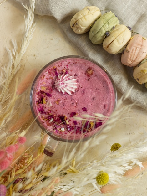 Frappè alla fragola rosa sul tavolo