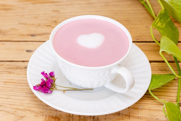 Foto frappè rosa alla fragola in tazza bianca con cuore al centro