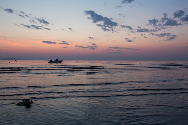 Alba rosa al paesaggio balneare spiaggia del mare adriatico nella mattina di inizio estate