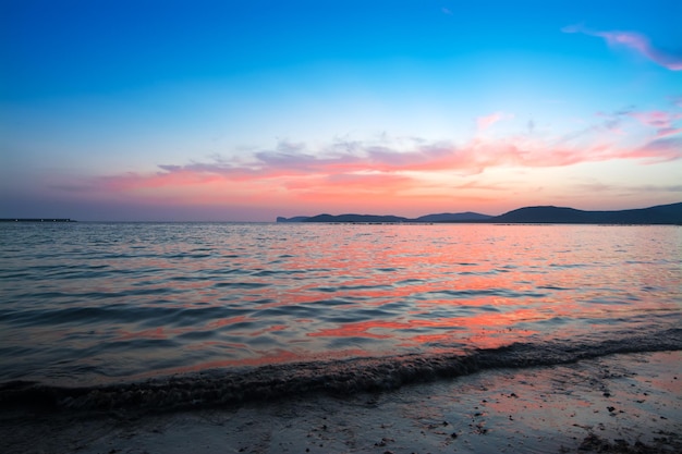 アルゲーロの海岸線のピンクの夕日