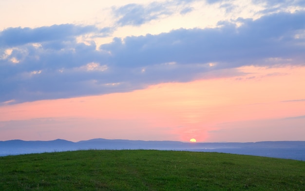 ピンクの夕日と田園風景