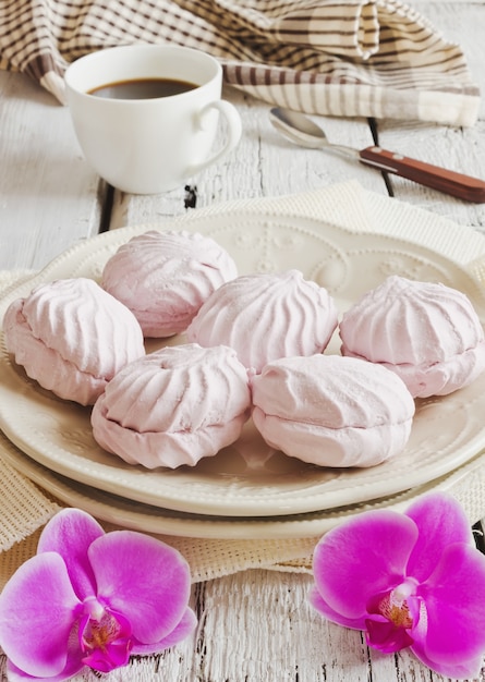 Foto pasta e tazza di tè rosa