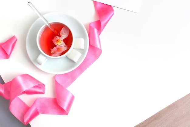 テーブルの上のピンクのお茶