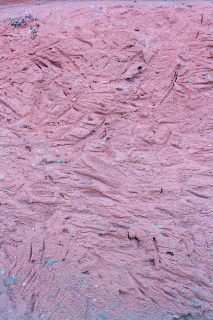 움푹 들어간 곳이 있는 박격포에서 돌담의 분홍색 질감 혼란 그림