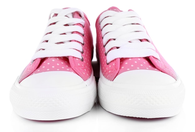 Розовые кроссовки, изолированные на белом фоне