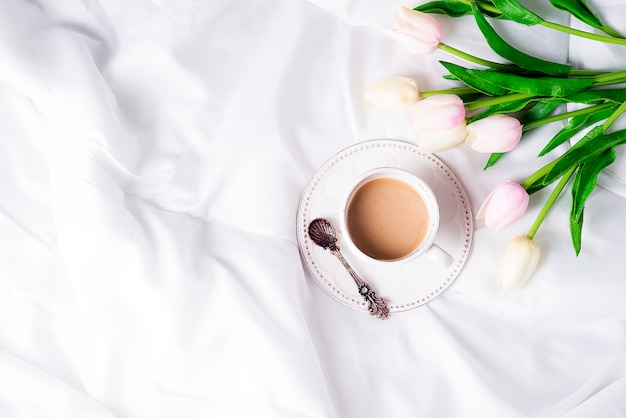 Photo pink tulips and coffee cup