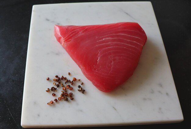 Foto filetto di carne di pesce di tonno rosa