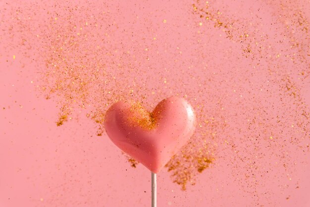 빈 파스텔 종이 배경 사랑 개념에 핑크 발렌타인 하트 모양 롤리팝 캔디