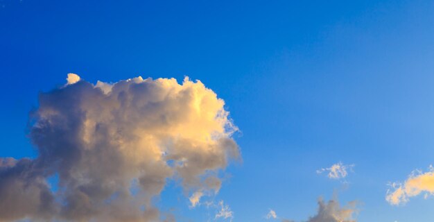 Photo pink vanilla heaven bright blue sky with gentle cumulus clouds dawn summer background