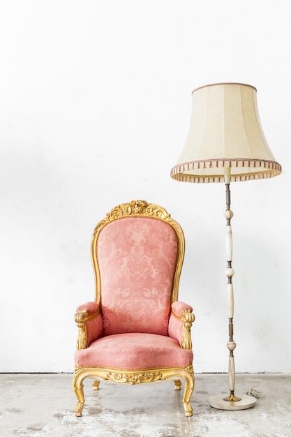 Sedia vintage rosa con lampada