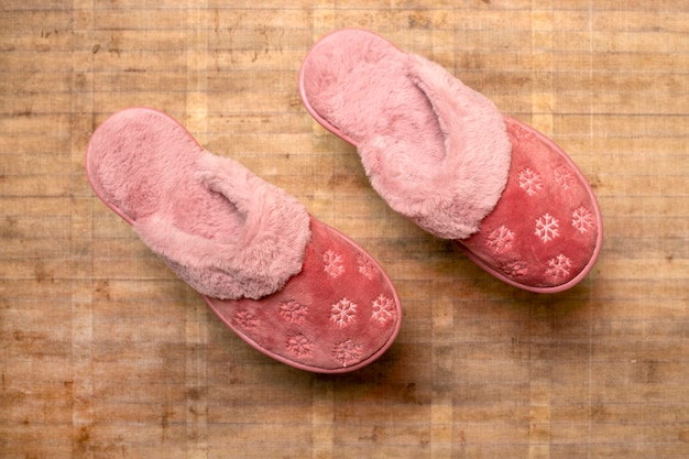 Pantofole da donna calde rosa su sfondo grigio