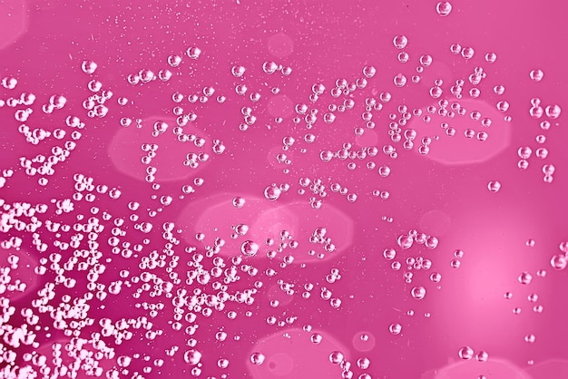 Photo pink water bubbles background / fresh summer background pink air bubbles in water