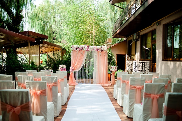 Photo pink wedding arch