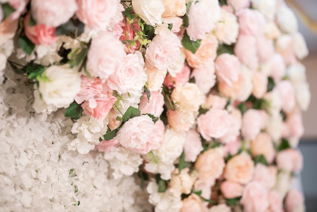 ピンクの結婚式の花の背景と結婚式の装飾