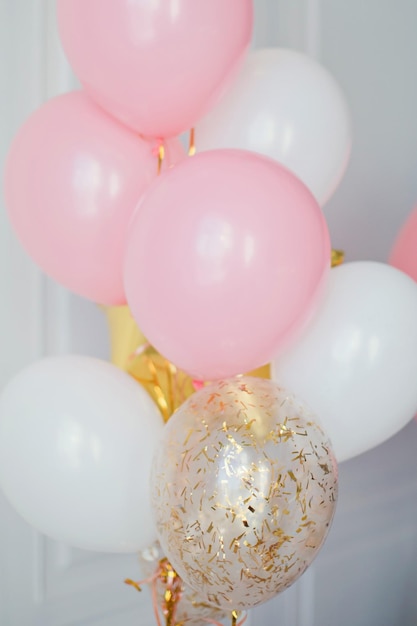 Palloncini rosa bianchi e dorati con coriandoli festa di compleanno per bambina