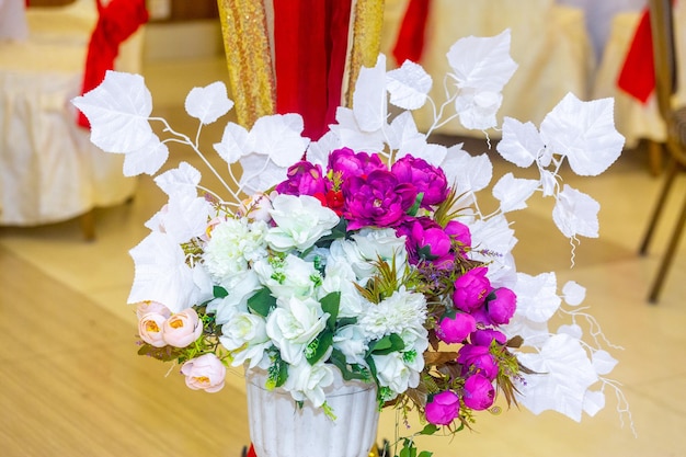 방글라데시의 결혼식 테이블 장식에서 분홍색과 흰색 손으로 만든 종이 꽃