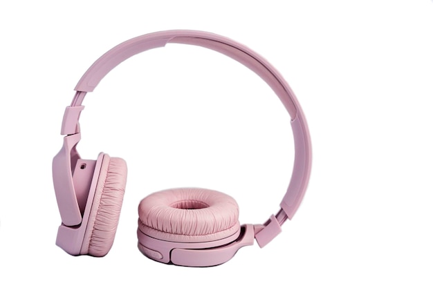 Cuffie wireless rosa isolate su sfondo bianco spazio temporale musicale per isolare il testo