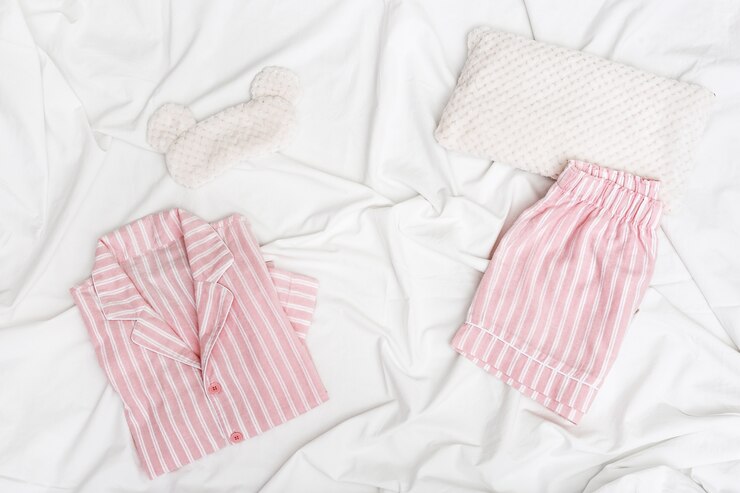 Photo 縞模様のピンクの女性のパジャマ