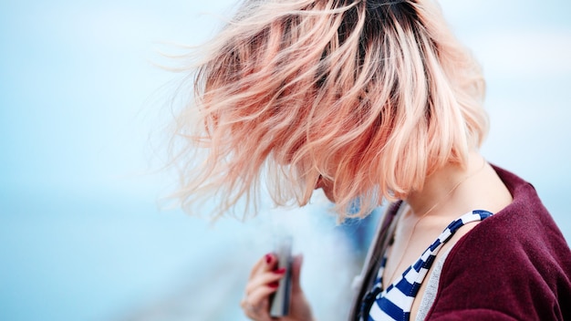 写真 桟橋のピンクの髪の少女