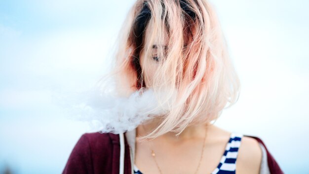 Foto ragazza dai capelli rosa sul molo