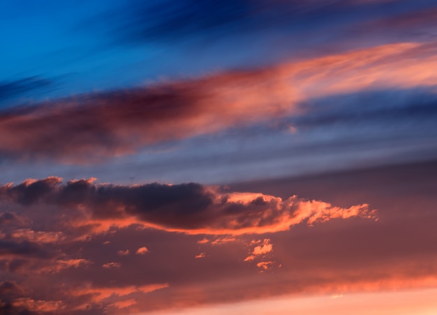 Foto mignolo dorato cloudscape durante il tramonto sullo sfondo