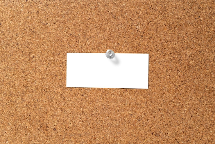 Foto pinned note mockup png bruine kurkplaat