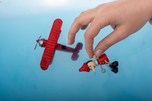 ピノキオと水中のモデル飛行機