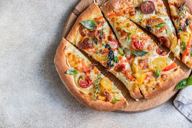야채와 치즈를 곁들인 핀사 전통 로마 피자