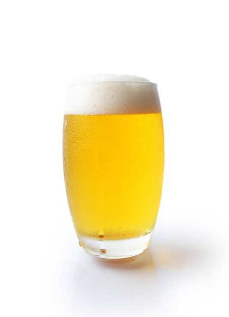 Foto bicchiere da birra pinta isolato su sfondo bianco