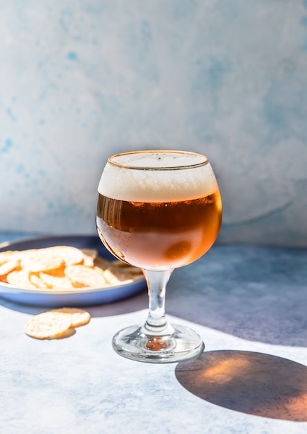 Pint pilsbier in glas met aardappelchips bier en snack