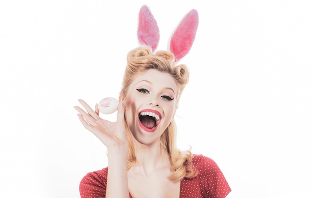 Pinup bunny mooi blond meisje met konijnenoren en paasei paaskaarten pin-up paashaas ea