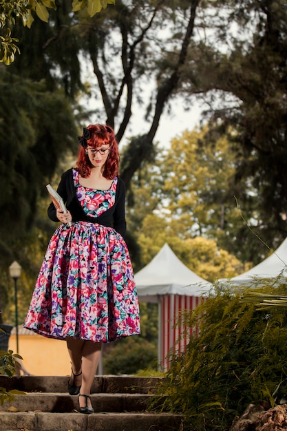 Pinup jonge vrouw in vintage stijl kleding