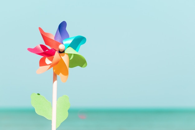 Pinwheel met zee strand achtergrond