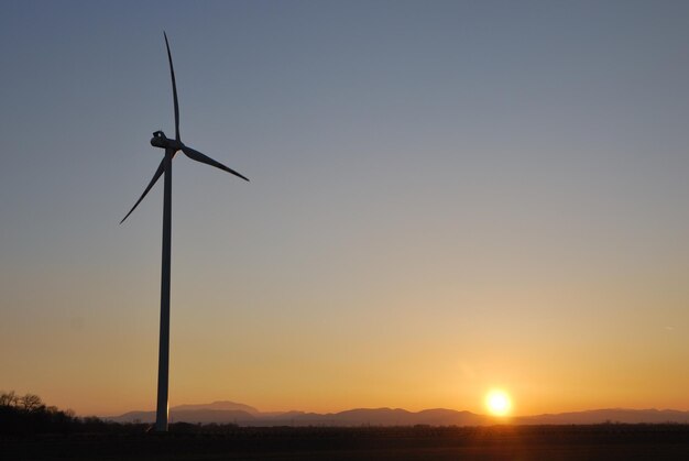 Photo pinwheel with mountains in the sunset