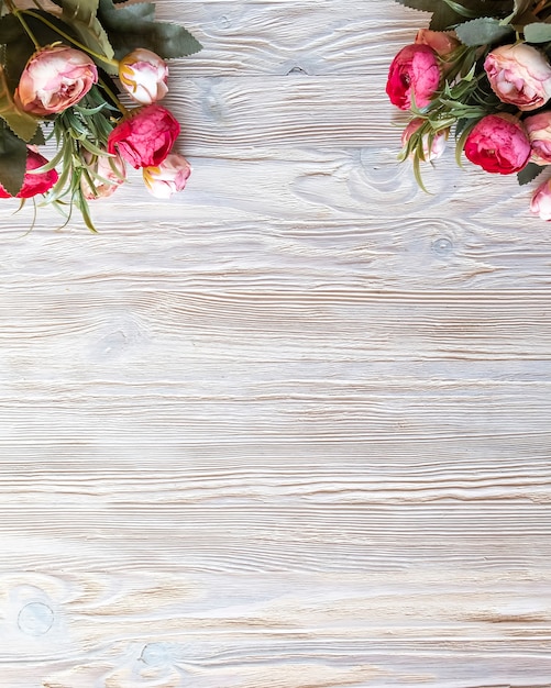 Pioenrozen bloemen achtergrond op een houten bord met frame. Bovenaanzicht